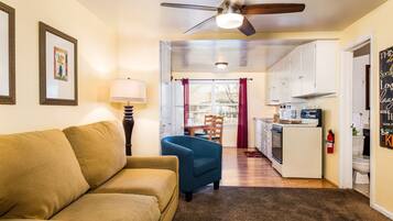 Deluxe Suite | Living area | Flat-screen TV