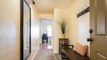 Studio Suite, 1 Queen Bed | Hallway