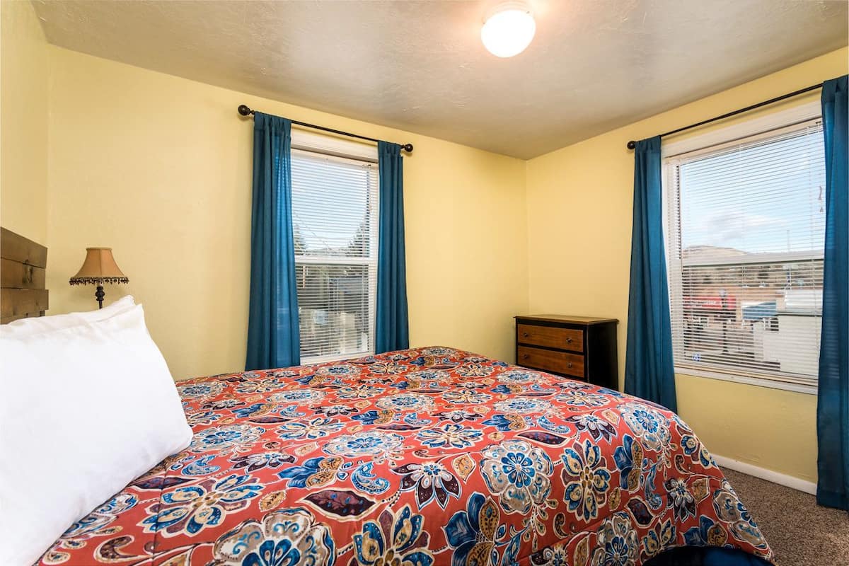 Deluxe Suite | Iron/ironing board (on request), WiFi (free), bed sheets