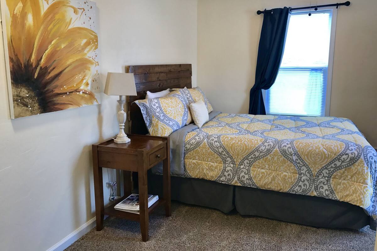 Studio Suite, 1 Queen Bed | Iron/ironing board (on request), WiFi (free), bed sheets