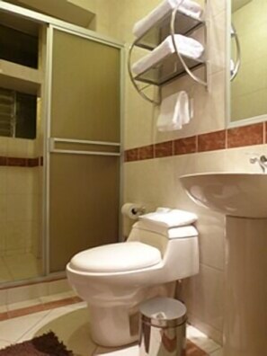 Doppia Standard, 1 letto matrimoniale | Bagno | Doccia, set di cortesia gratuito, asciugacapelli