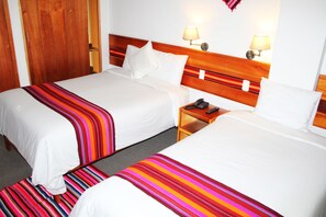 Standaard Twin kamer, 2 tweepersoonsbedden | Een kluis op de kamer, een bureau, een strijkplank/strijkijzer