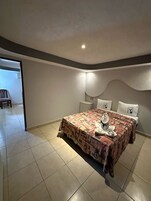 Habitación estándar doble | 16 dormitorios, cortinas opacas, tabla de planchar con plancha