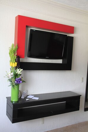 Habitación estándar | Zona de estar | Una televisión de pantalla plana