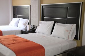 Escritorio, tabla de planchar con plancha y cunas gratuitas