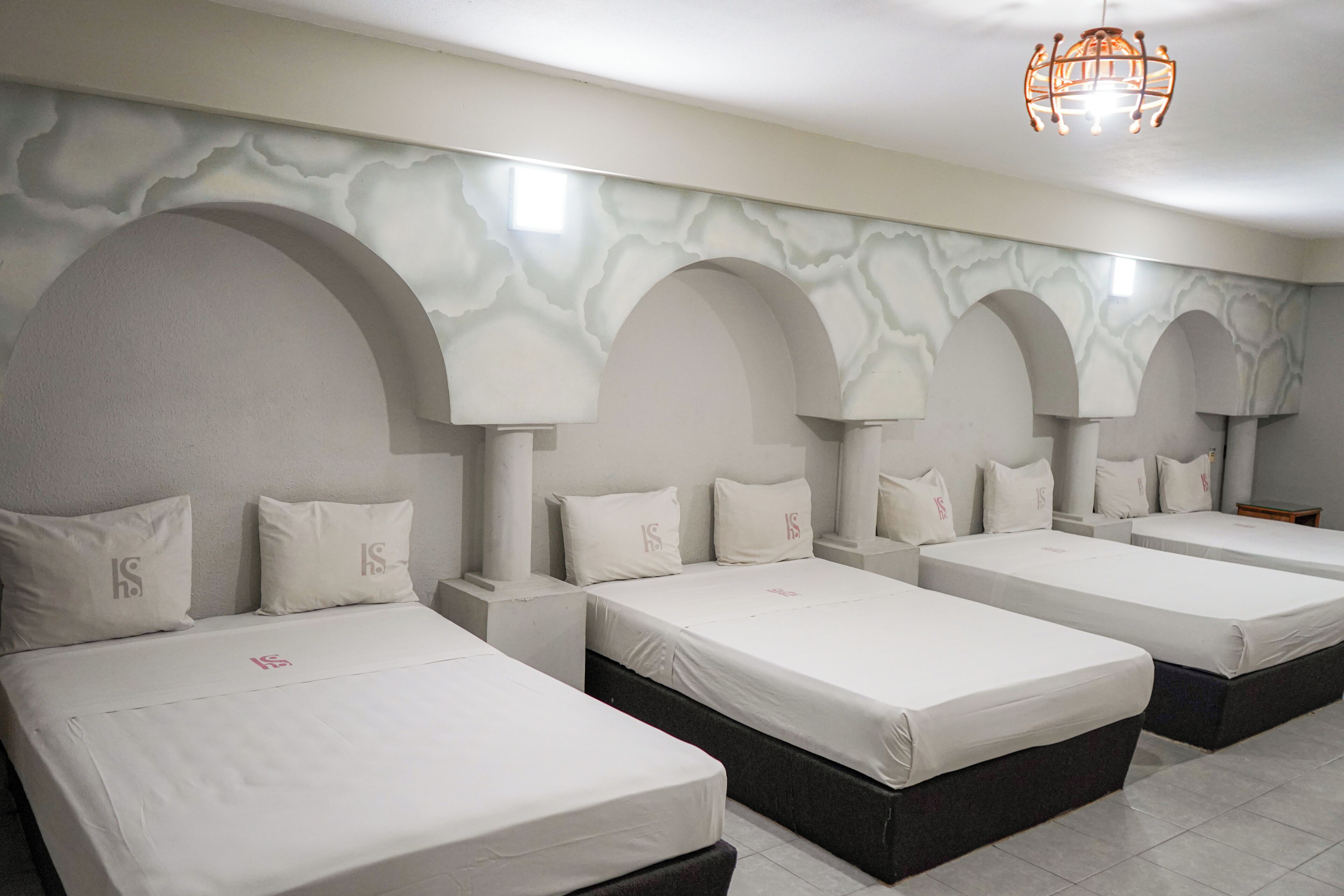 Habitación estándar, varias camas | Escritorio, wifi gratis y ropa de cama 