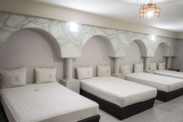 Habitación estándar, varias camas | Escritorio, wifi gratis y ropa de cama 