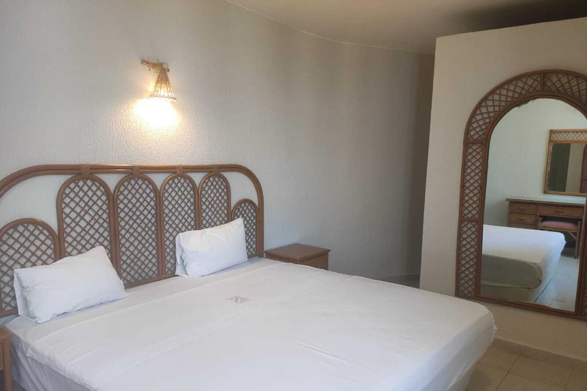 Deluxe Studio, 1 King Bed | Desk, free WiFi, bed sheets