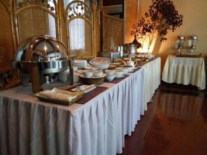 Free daily buffet breakfast 