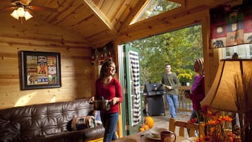 Deluxe Cabin, 2 Bedrooms | In-room dining
