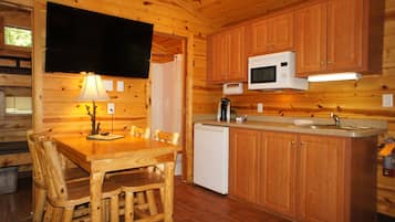 Deluxe-Ferienhütte, 2 Schlafzimmer | Eigene Küche | Kühlschrank, Mikrowelle, Wasserkocher mit Kaffee-/Teezubehör, Toaster