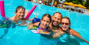 Outdoor pool, pool umbrellas, sun loungers - Williamsburg Campground (Williamsburg)