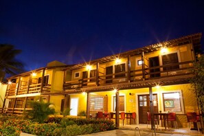 Front of property - evening/night - Pousada Ensenada de Maragogi (Maragogi)
