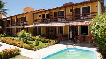 Una piscina al aire libre, tumbonas