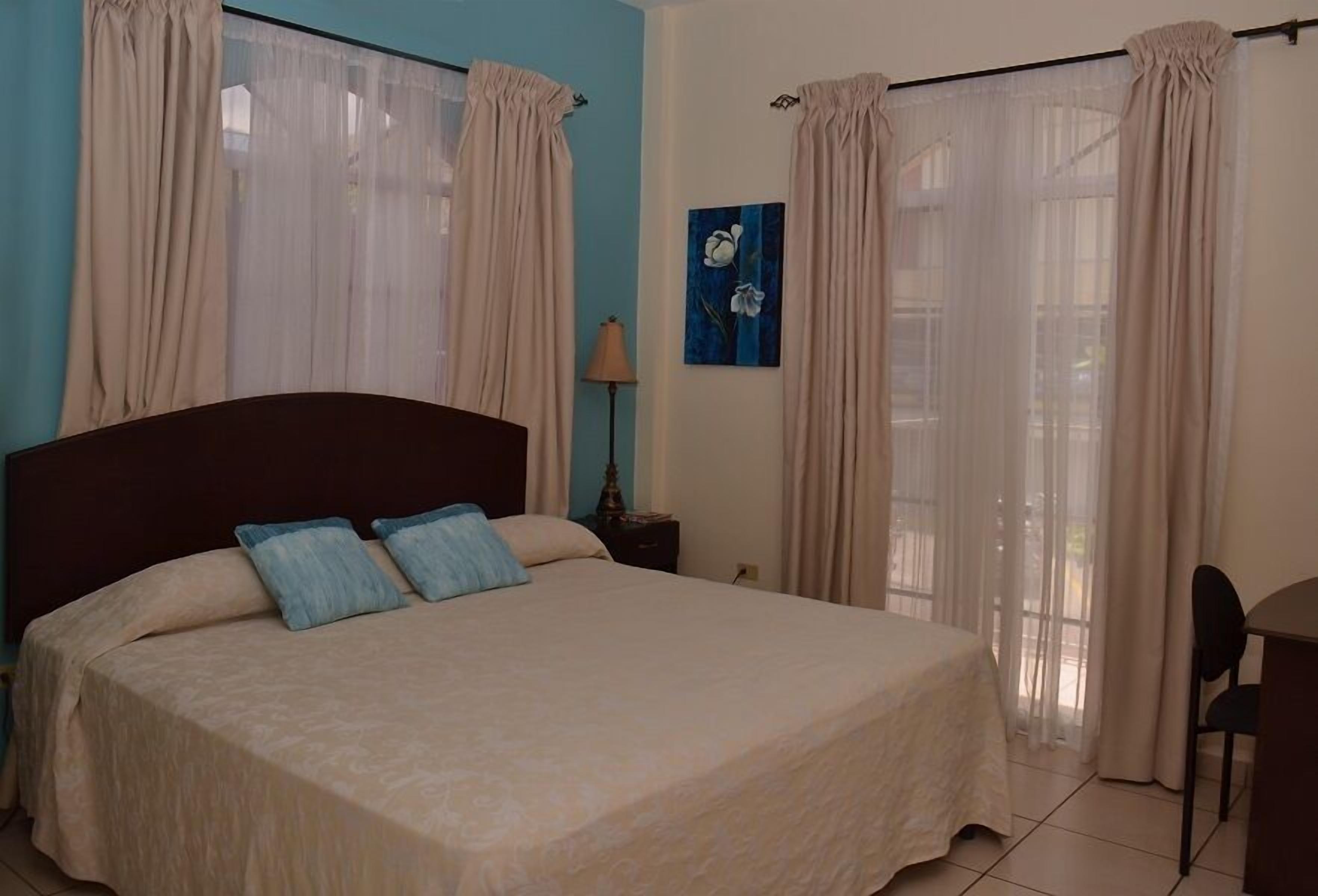 Bàn, màn/rèm cản sáng, bàn ủi/dụng cụ ủi quần áo 