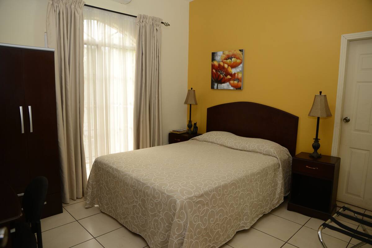 City Room, 1 Queen Bed | Desk, blackout curtains, iron/ironing board, free WiFi