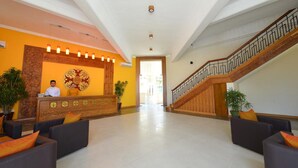 Lobby sitting area - Hotel Amazing Mandalay (Mandalay)