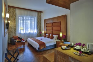 Habitació Deluxe | Minibar, caixa forta a l'habitació, escriptori i cortines opaques