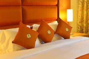 Minibar, in-room safe, desk, blackout drapes - Hotel Amazing Mandalay (Mandalay)