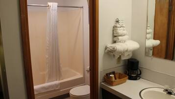 Combined shower/tub, free toiletries, hair dryer, towels