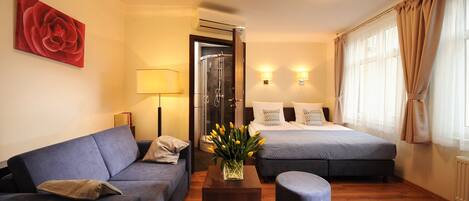 迷你吧、客房內保險箱、書桌、筆電工作空間