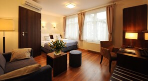 Twin Room | Minibar, in-room safe, desk, laptop workspace - Armon Residence (Kraków)