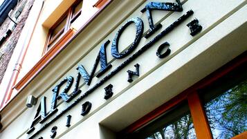 Un bâtiment sur lequel on peut lire l’inscription « ARMONIC ».
