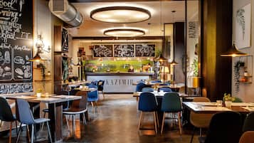Daily cooked-to-order breakfast (PLN 69 per person)