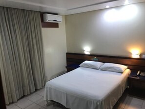 Minibar, desk, free WiFi, bed sheets - Oft Plaza Oeste Hotel (Goiania)