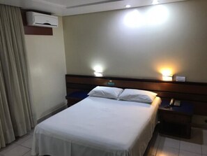 Minibar, desk, free WiFi, bed sheets - Oft Plaza Oeste Hotel (Goiania)