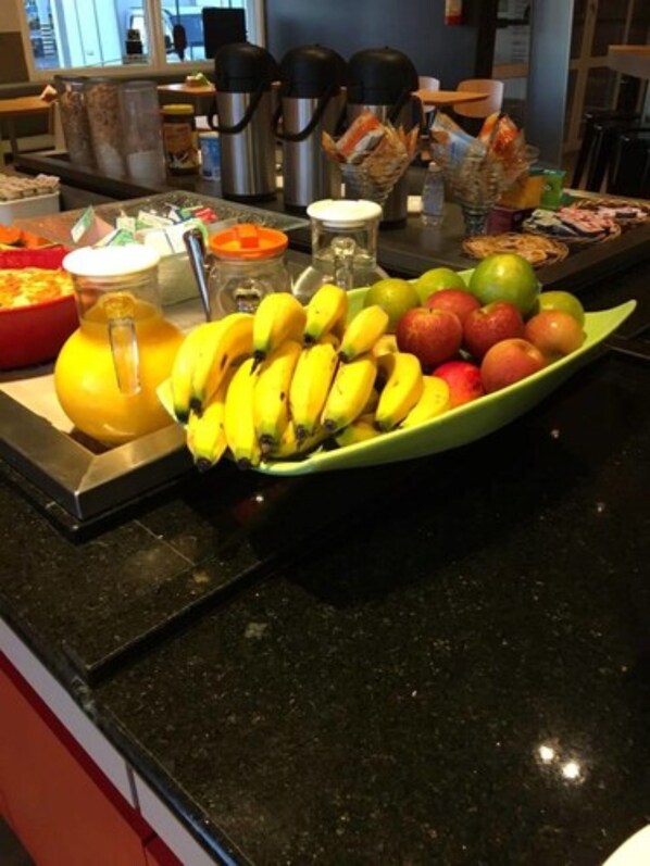 Free daily buffet breakfast  - Oft Plaza Oeste Hotel (Goiania)