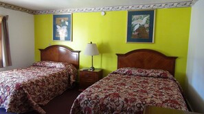 Habitación doble estándar, 2 camas dobles, fumadores | Escritorio, camas supletorias, wifi gratis