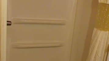 Standard Single Room, 1 Queen Bed, Non Smoking | Bathroom shower