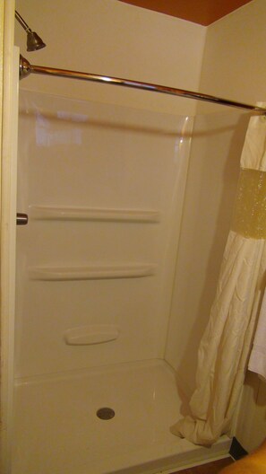 Standard-Einzelzimmer, 1 Queen-Bett, Nichtraucher | Dusche im Bad