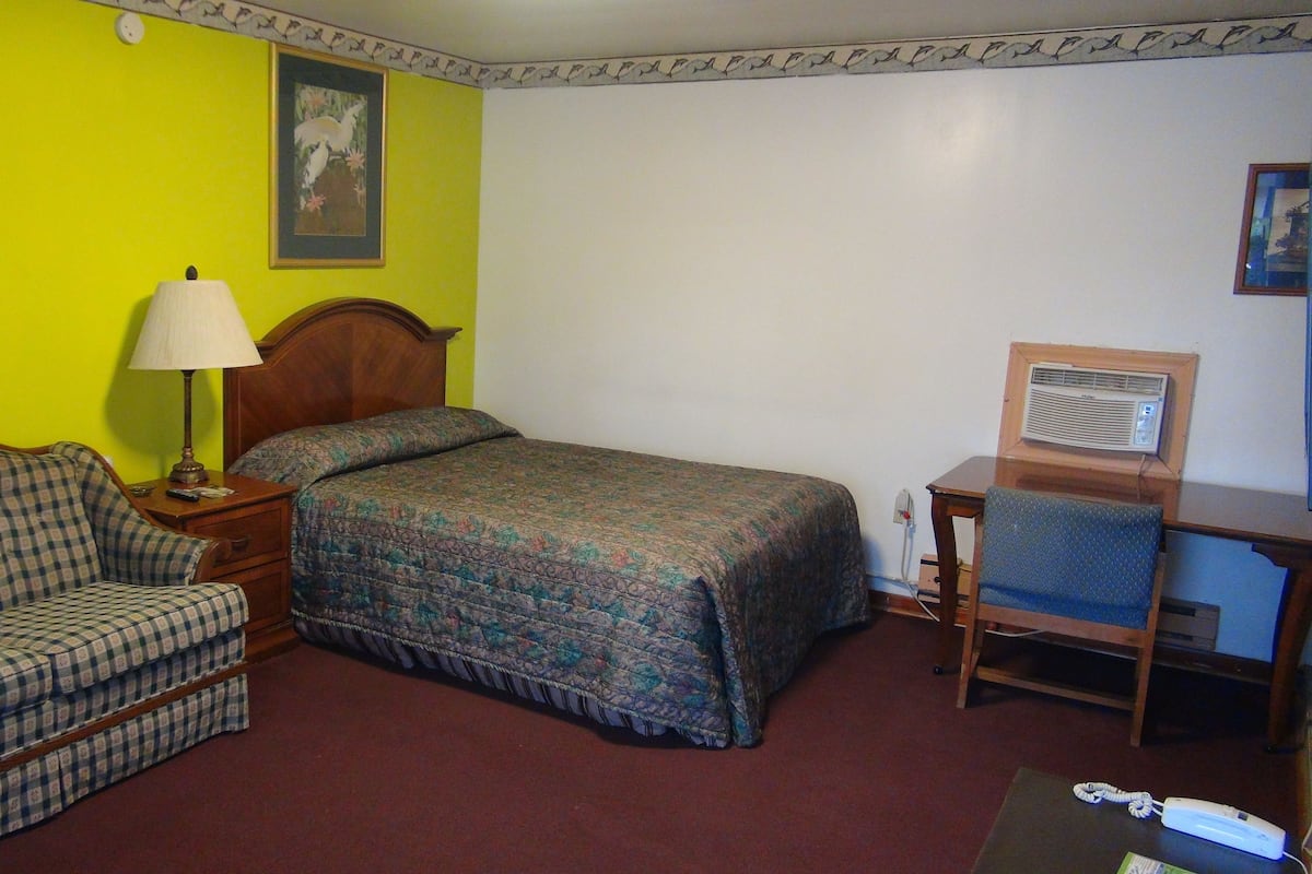 Desk, rollaway beds (surcharge), WiFi (free)