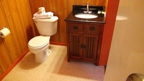 Habitación individual estándar, 1 cama de matrimonio, no fumadores | Baño | Artículos de higiene personal gratuitos y secador de pelo