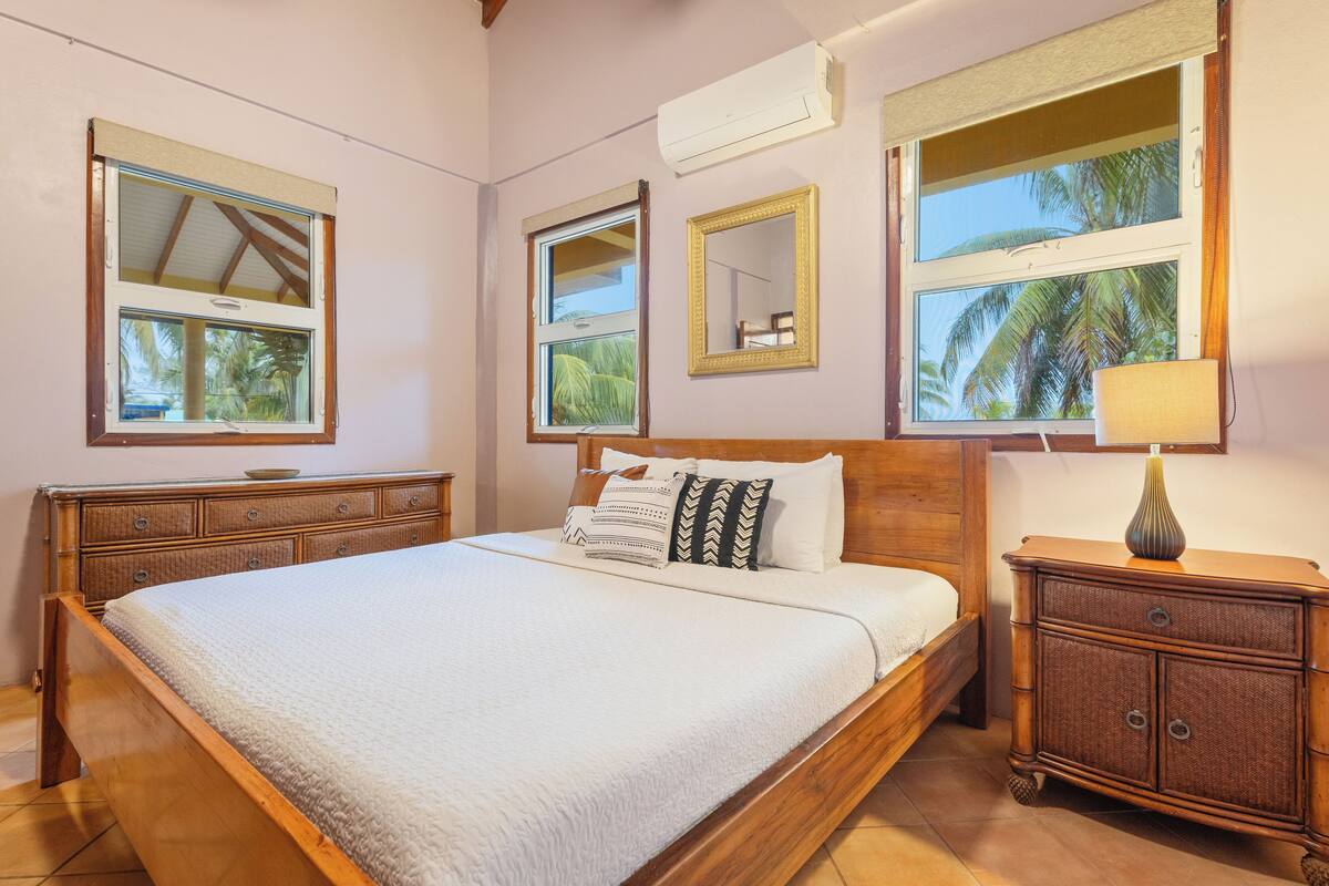 Deluxe Suite | Premium bedding, in-room safe, blackout curtains, free WiFi