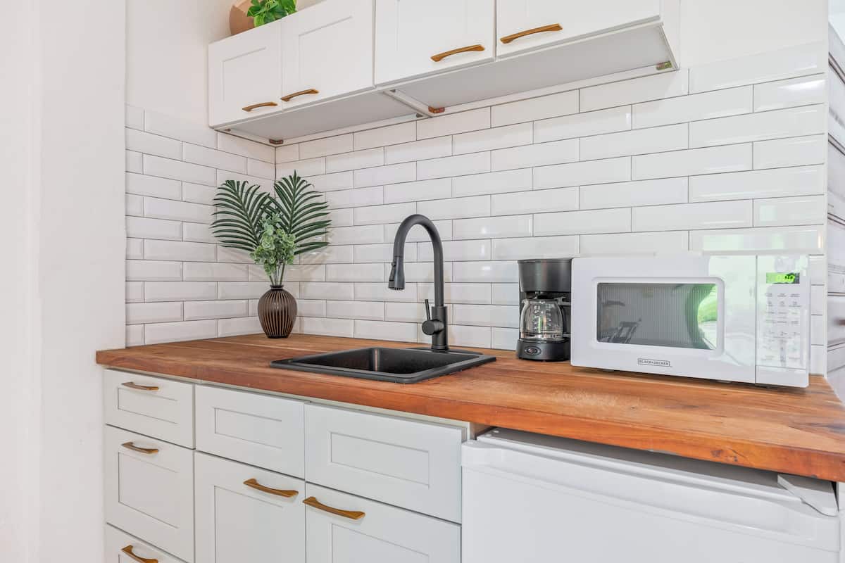 Apartamento, 2 habitaciones, cocina, mirando al mar | Cocina privada | Cafetera o tetera, tostadora y mesa de comedor