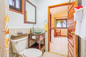 Deluxe Cabin | Bathroom | Shower, free toiletries, hair dryer, towels