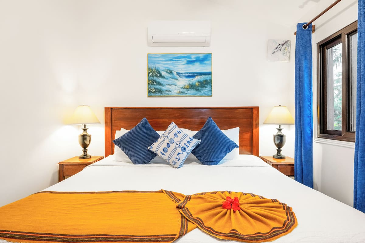 Cabaña Deluxe | Ropa de cama de alta calidad, caja fuerte, cortinas opacas y wifi gratis