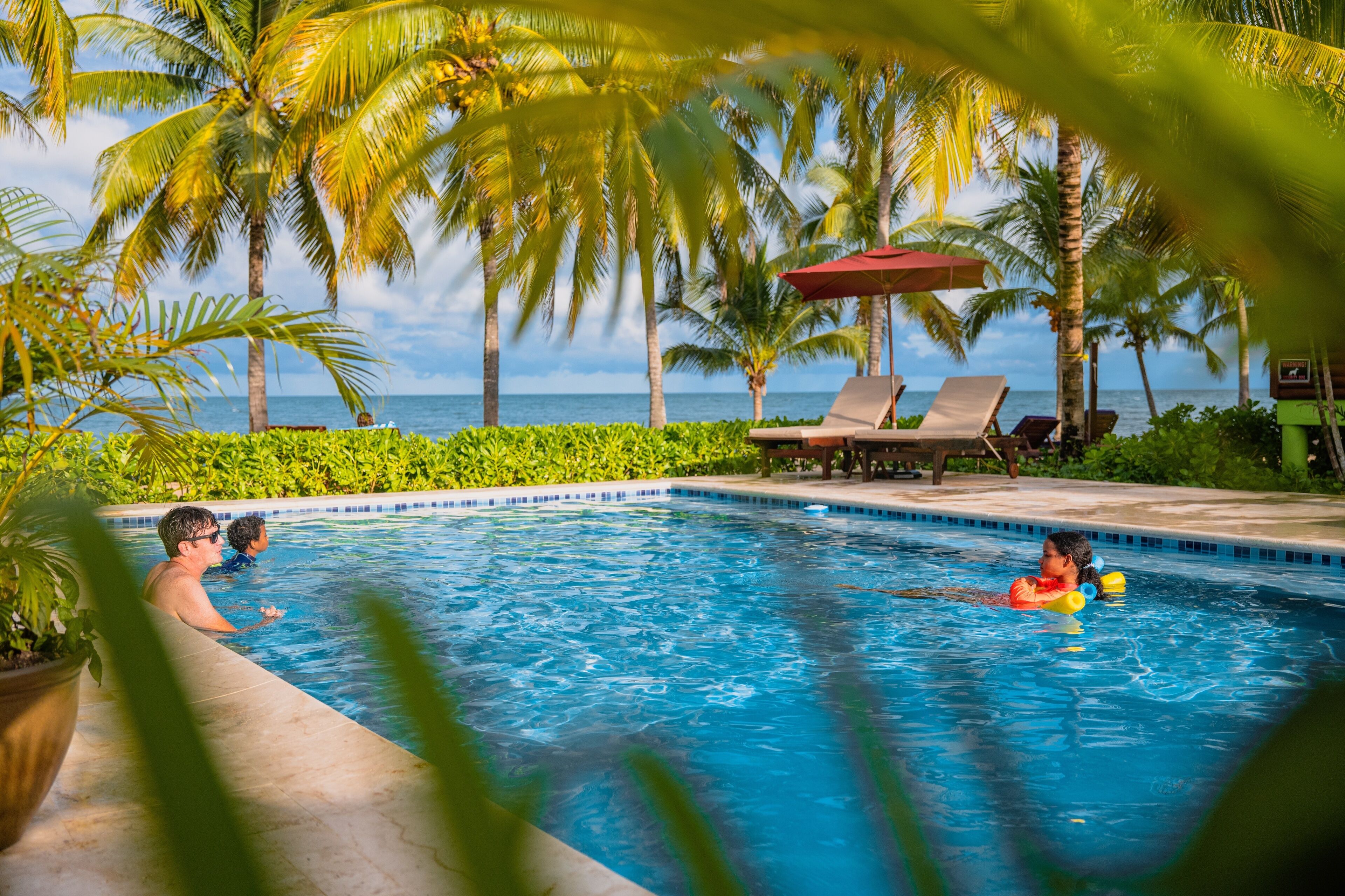 室外泳池；09:00 至 18:00 開放；泳池傘、躺椅