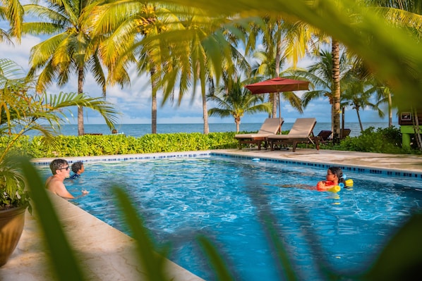 Piscina a l'aire lliure (horari: 09:00-18:00), para-sols i gandules