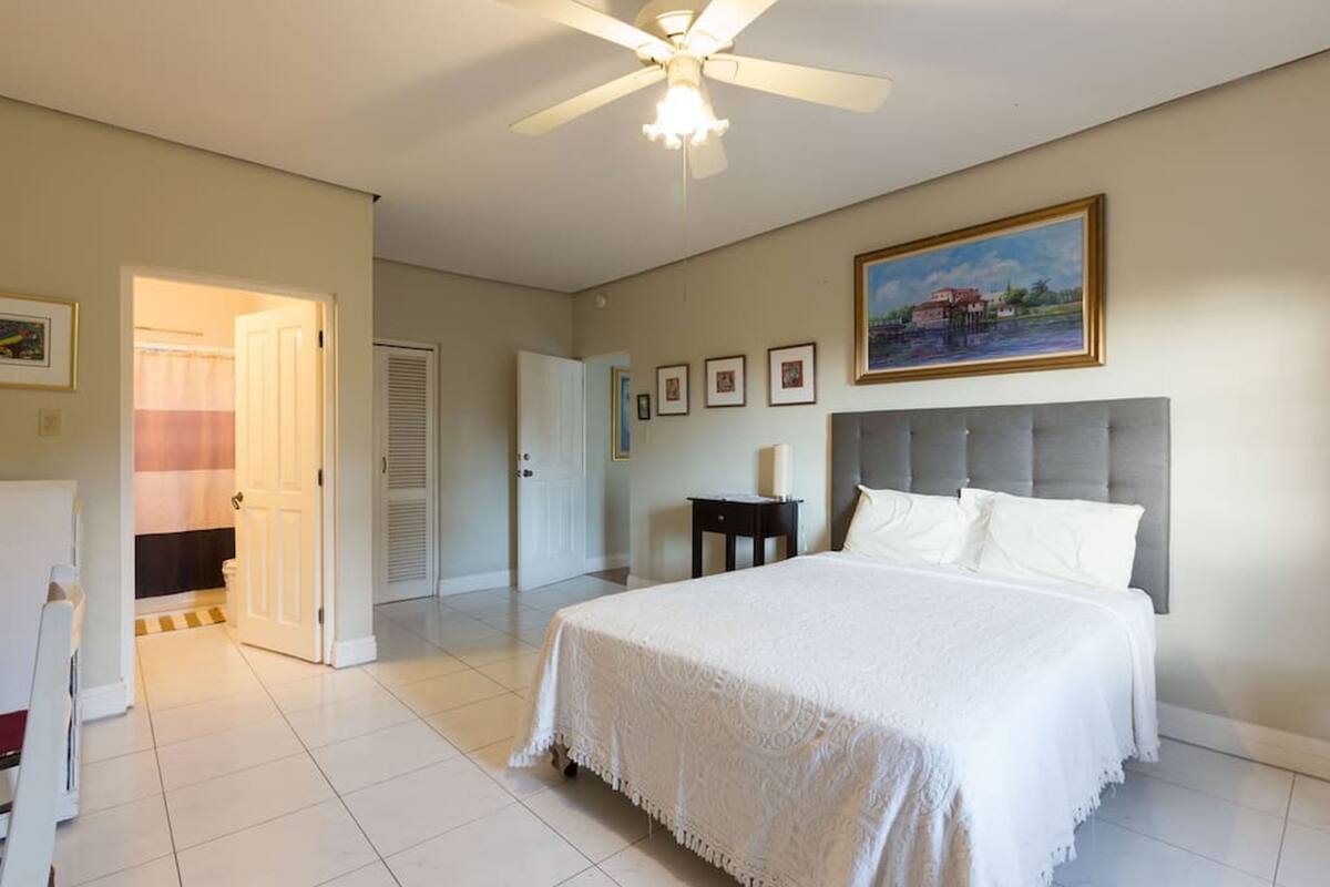 Comfort Room, 1 Queen Bed | Pillowtop beds, individually decorated, individually furnished
