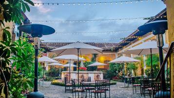 Frokost og lunsj serveres, internasjonale retter, utsikt mot hagen