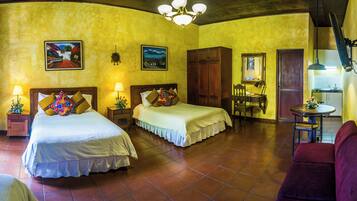 Tremannsrom – deluxe, hageutsikt, gårdsplassområde | Sengetøy av topp kvalitet, Tempur-Pedic-senger og minibar