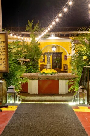 住宿正面 - 傍晚/夜晚