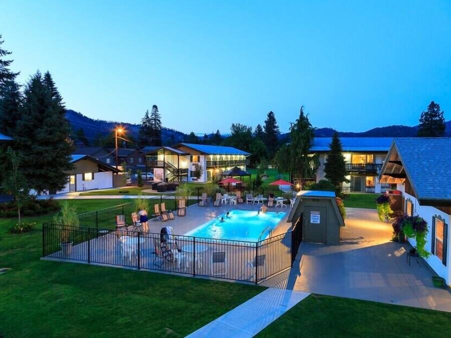 Een seizoensgebonden buitenzwembad