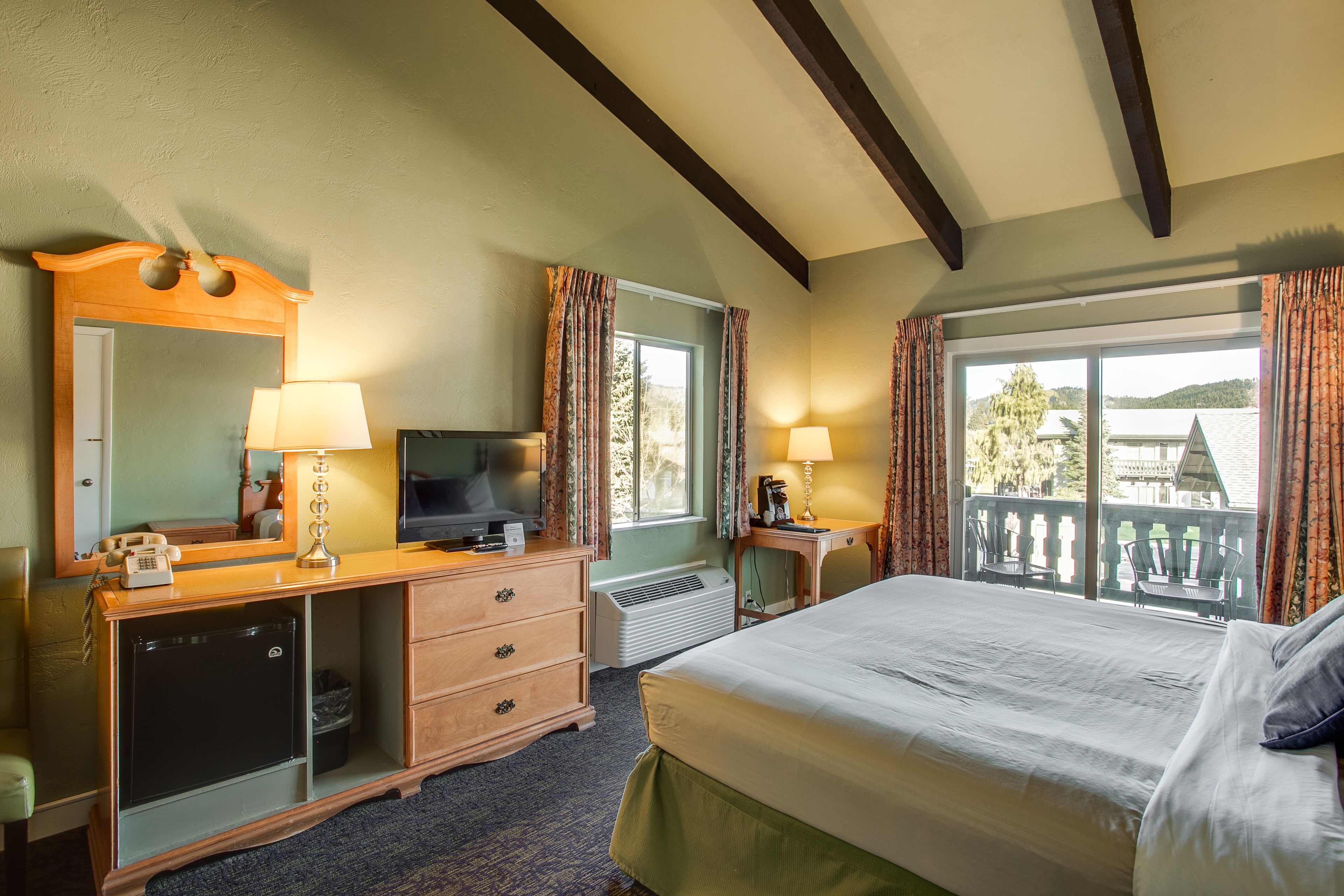 in-room safe, desk, soundproofing, free wifi