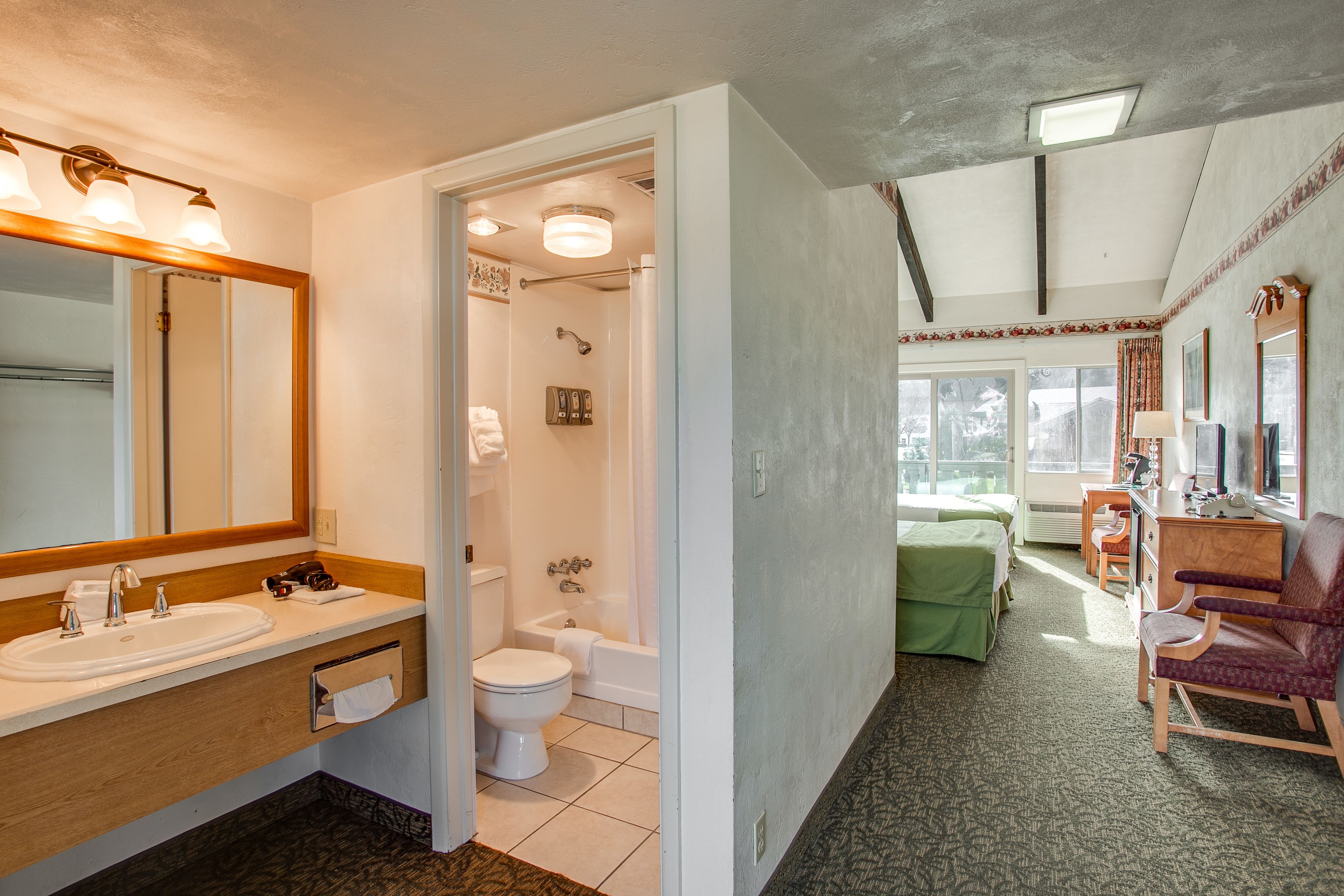 in-room safe, desk, soundproofing, free wifi