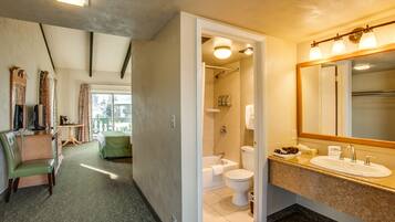 Combined shower/bathtub, free toiletries, hair dryer, towels